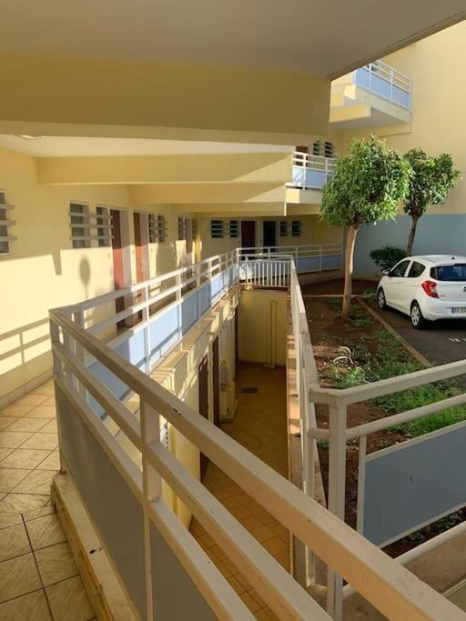 Petit Prix Et Grand Confort A Saint Gilles Les Bains Exterior foto