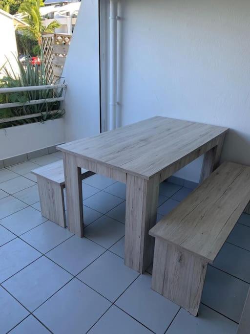 Petit Prix Et Grand Confort A Saint Gilles Les Bains Exterior foto