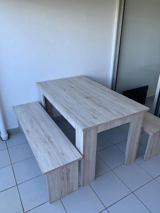 Petit Prix Et Grand Confort A Saint Gilles Les Bains Exterior foto
