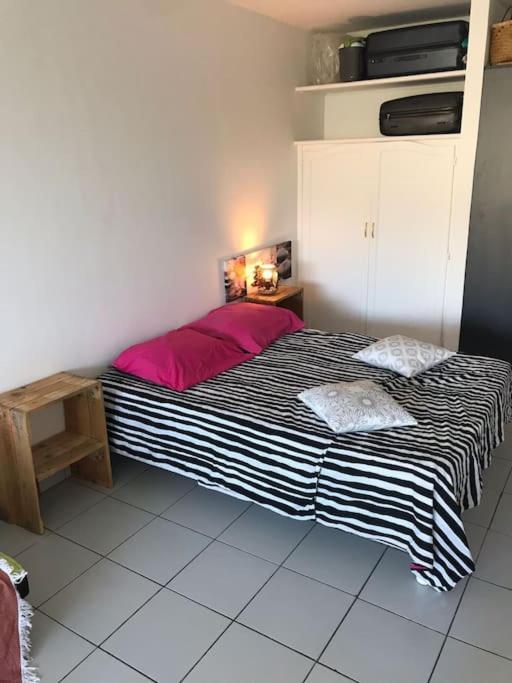 Petit Prix Et Grand Confort A Saint Gilles Les Bains Exterior foto