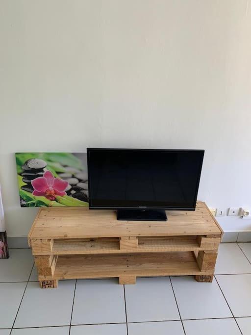 Petit Prix Et Grand Confort A Saint Gilles Les Bains Exterior foto